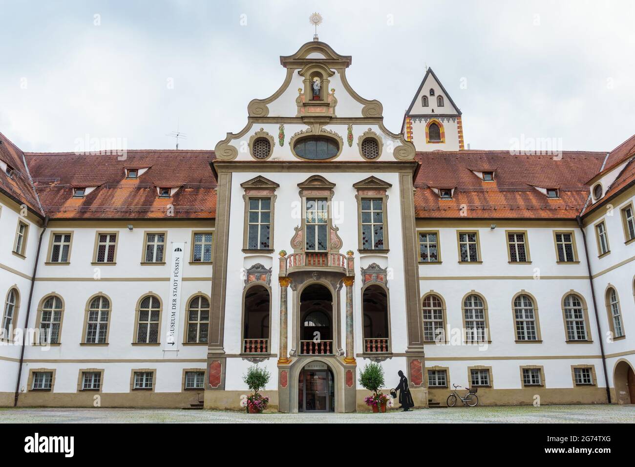 Il Museo di Füssen, Baviera, Germania. Situato nell'ex monastero benedettino di San Mang, il Museo ospita una collezione di liuti e violini. Foto Stock