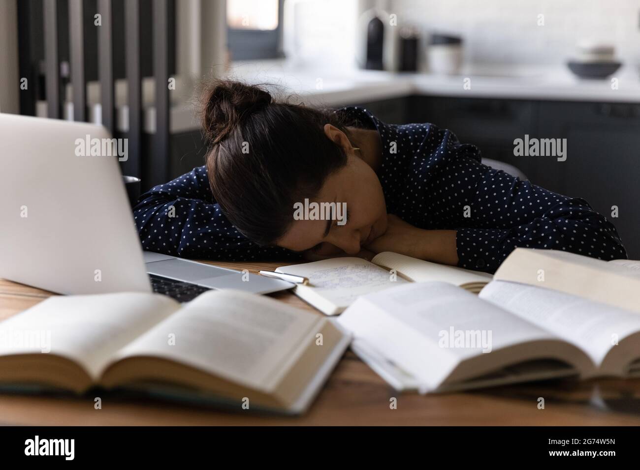 Esausta studentessa indiana stanca che dorme sul posto di lavoro Foto Stock