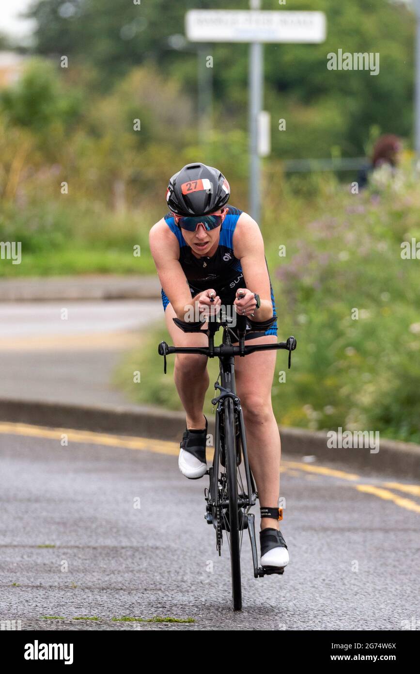 Kate Walsh in gara nel Southend Triathlon 2021, passando per la riserva naturale del Gunners Park. Sezione stradale Foto Stock