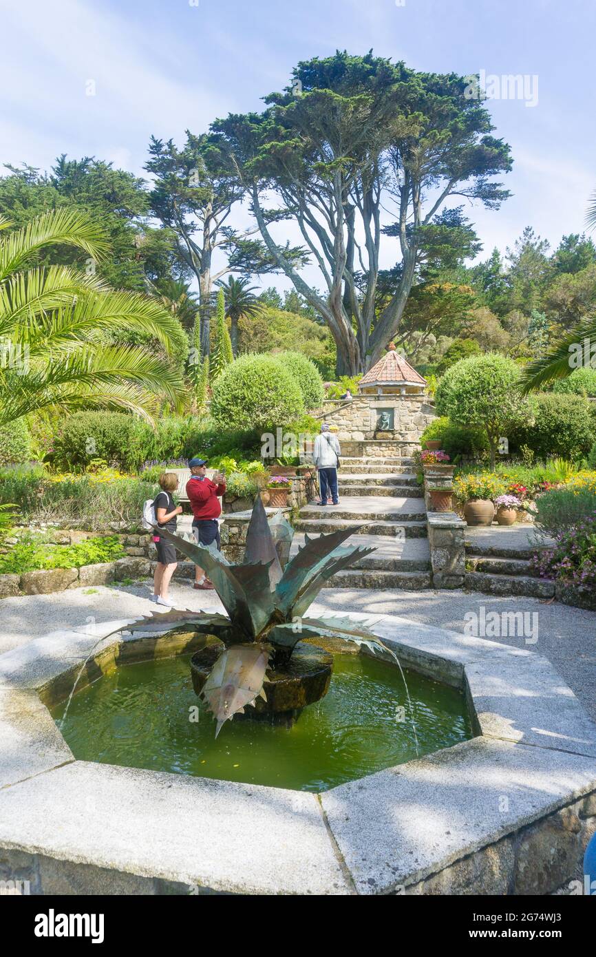 Fontana e casa conchiglia a Abbey Gardens, Tresco, Isole di Scilly, Cornovaglia, Regno Unito Foto Stock