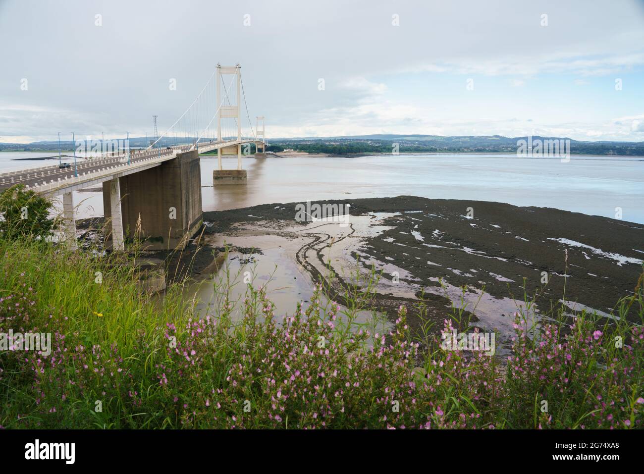 Vista del caratteristico ponte Severn degli anni '60 che collega l'Inghilterra e il Galles sul fiume Severn Foto Stock