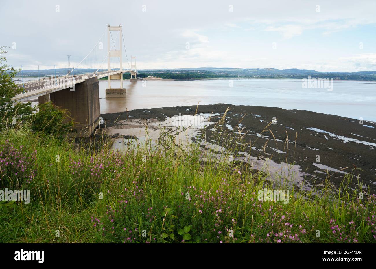 Vista del caratteristico ponte Severn degli anni '60 che collega l'Inghilterra e il Galles sul fiume Severn Foto Stock