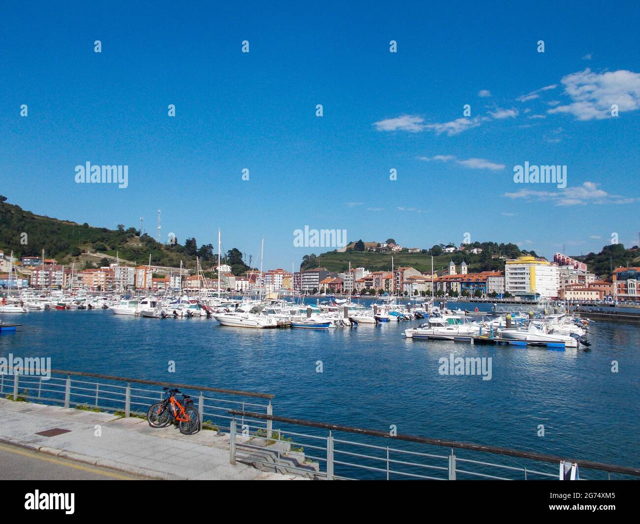 Ribadesella (Ribesella), sullo sbocco del fiume Sella al Mare Cantabrico, Principato delle Asturie, Spagna nord-occidentale. Foto Stock