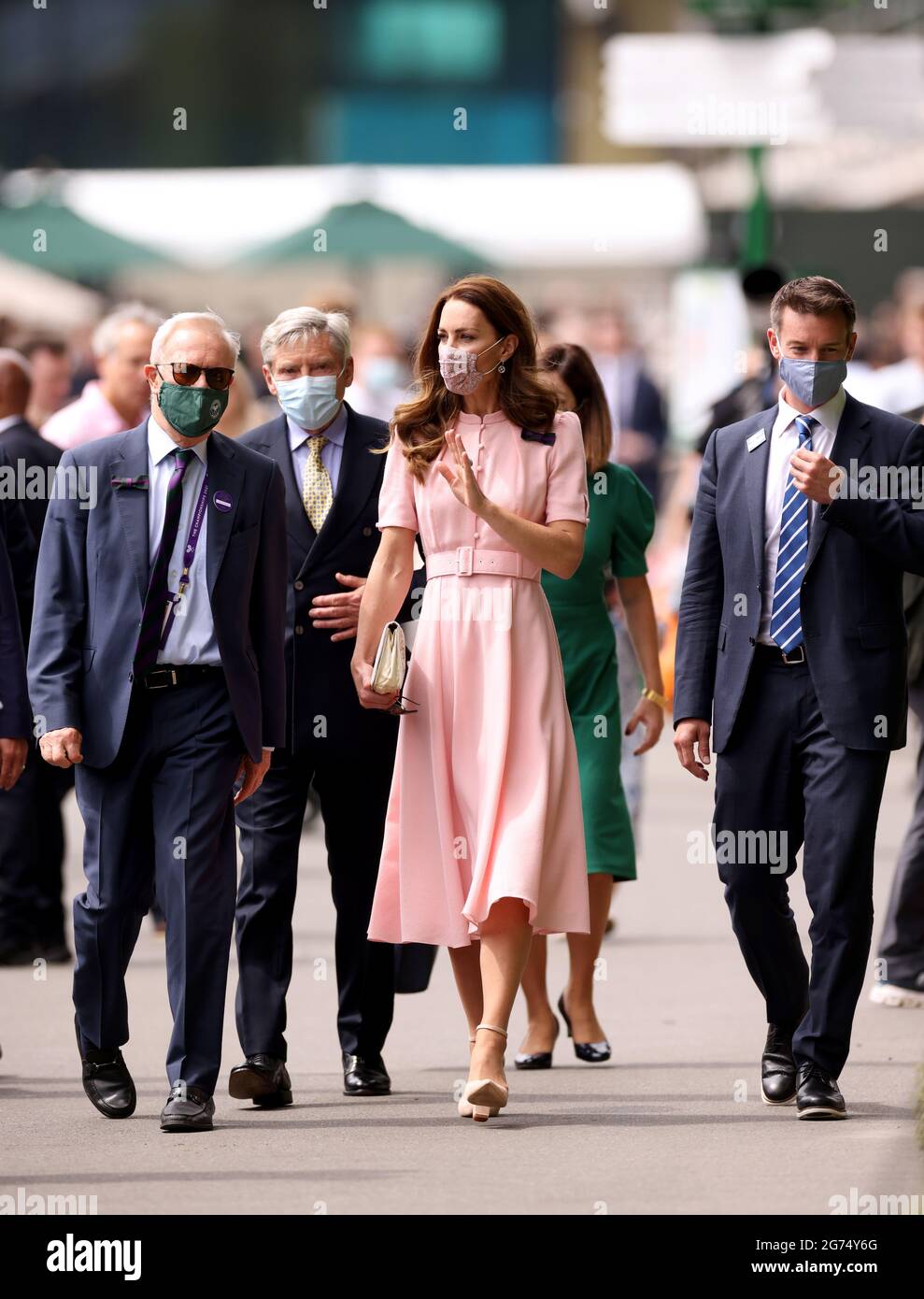 La Duchessa di Cambridge e suo padre Michael Middleton (seconda a sinistra) si recano all'ingresso della corte del centro di All England Cub il tredici giorni di Wimbledon presso l'All England Lawn Tennis and Croquet Club di Wimbledon. Data immagine: Domenica 11 luglio 2021. Foto Stock