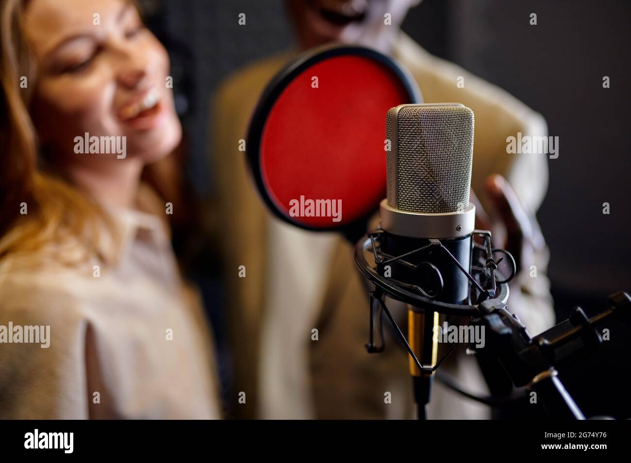 Cantanti maschili e femminili cantanti, studio di registrazione Foto Stock