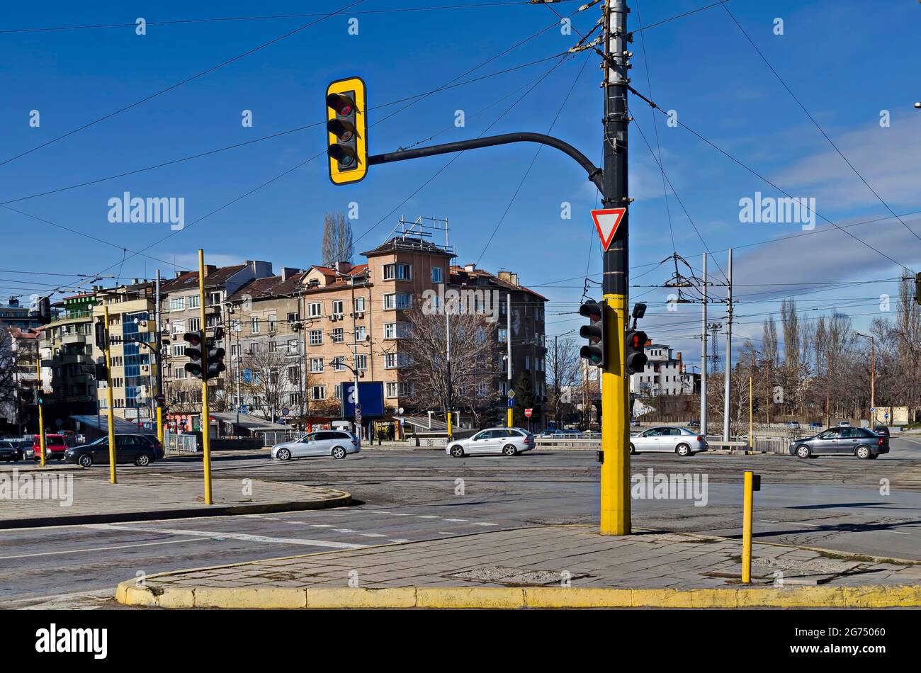 Infrastrutture urbane con intersezione e sistema di semafori, Sofia, Bulgaria Foto Stock