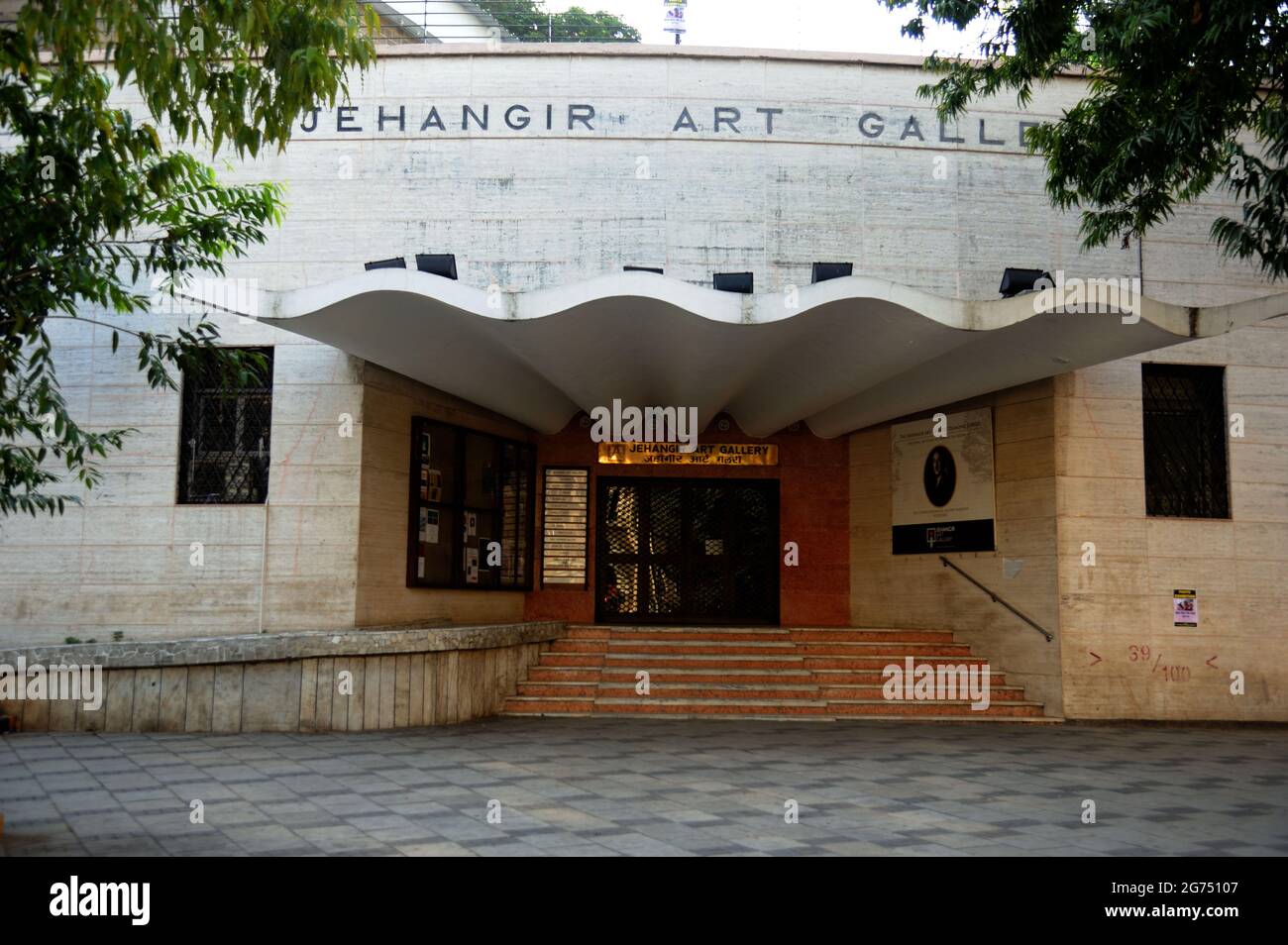 Jehangir Art Gallery è una galleria d'arte di Mumbai fondata da Sir Cowasji Jehangir su sollecitazione di K. Hebbar e Homi Bhabha. Fu costruito nel 1952 Foto Stock