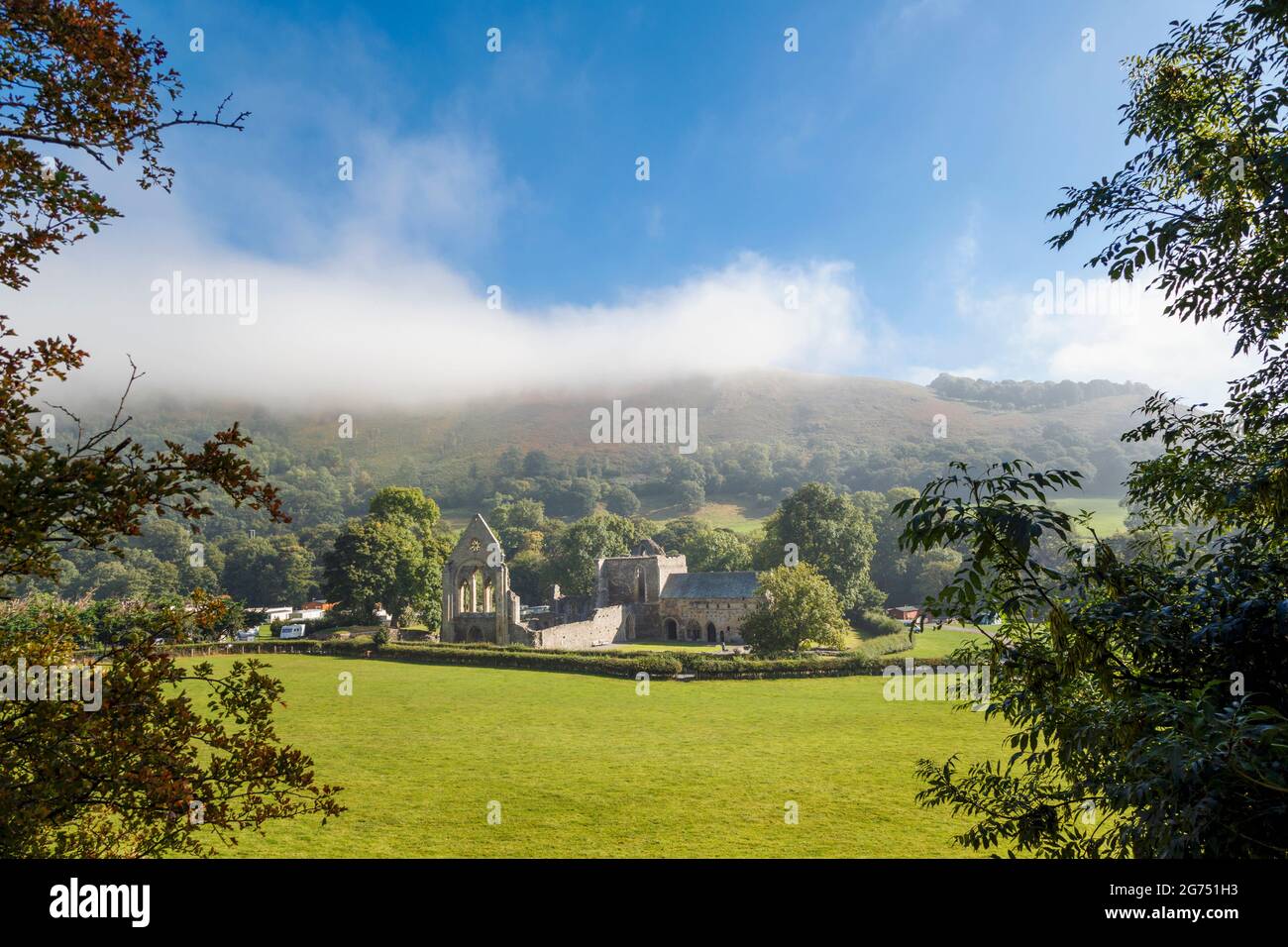 Nelle vicinanze del Llangollen, Denbighshire, Wales, Regno Unito. Il Cistercense di Valle Crucis Abbey o Valle della Croce Abbey. Il nome completo è Chiesa abbaziale di th Foto Stock