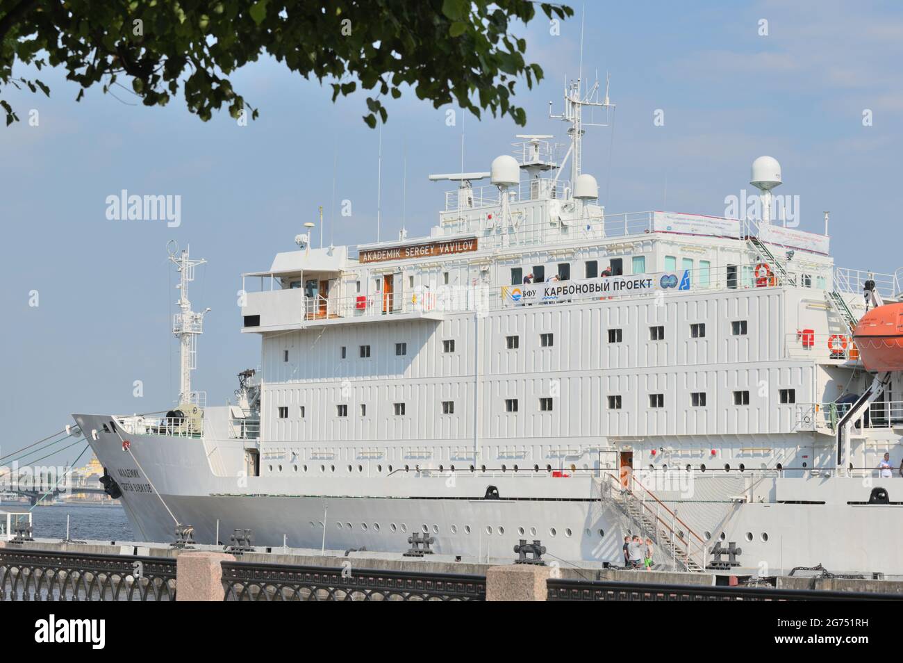 La nave di ricerca Akademik Sergey Vavilov ormeggiata all'argine del tenente Schmidt a San Pietroburgo, Russia Foto Stock