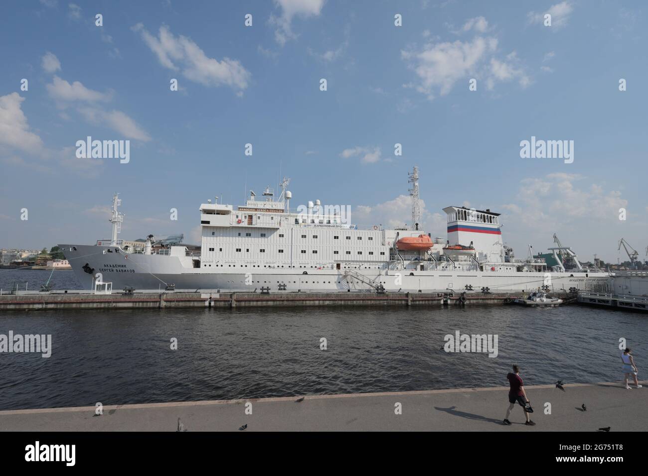 La nave di ricerca Akademik Sergey Vavilov ormeggiata all'argine del tenente Schmidt a San Pietroburgo, Russia Foto Stock