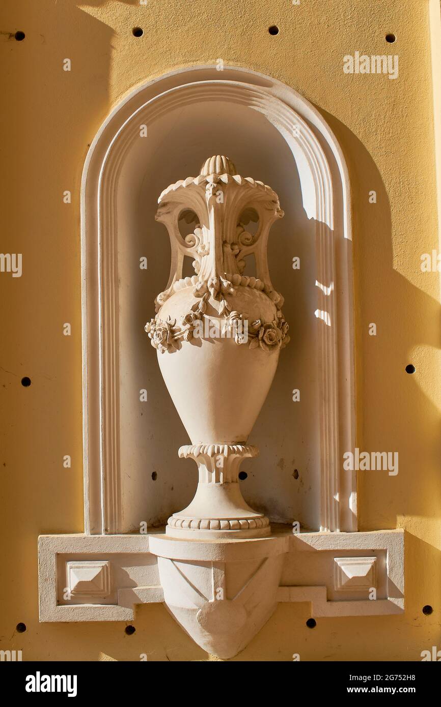Scultura di un vaso dal Casinò di Baile Herculane Foto Stock