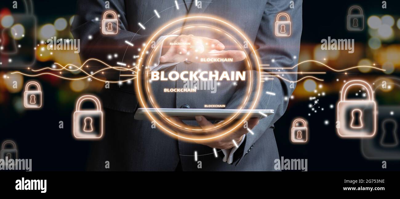 Uomo d'affari che tiene il blocco del testo in mano con le icone di blocco bloccate dalla sicurezza. Tecnologia Blockchain e concetto di rete Foto Stock
