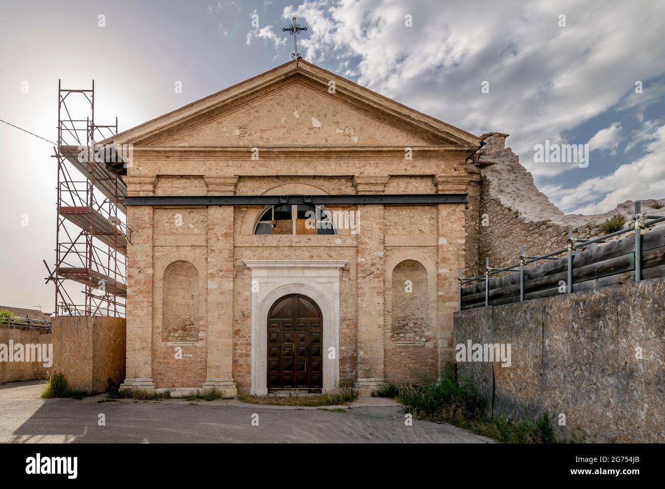 La facciata dell'antica Chiesa di Sant'Antonio Abate, gravemente danneggiata dal terremoto del 2016, Norcia, Italia Foto Stock