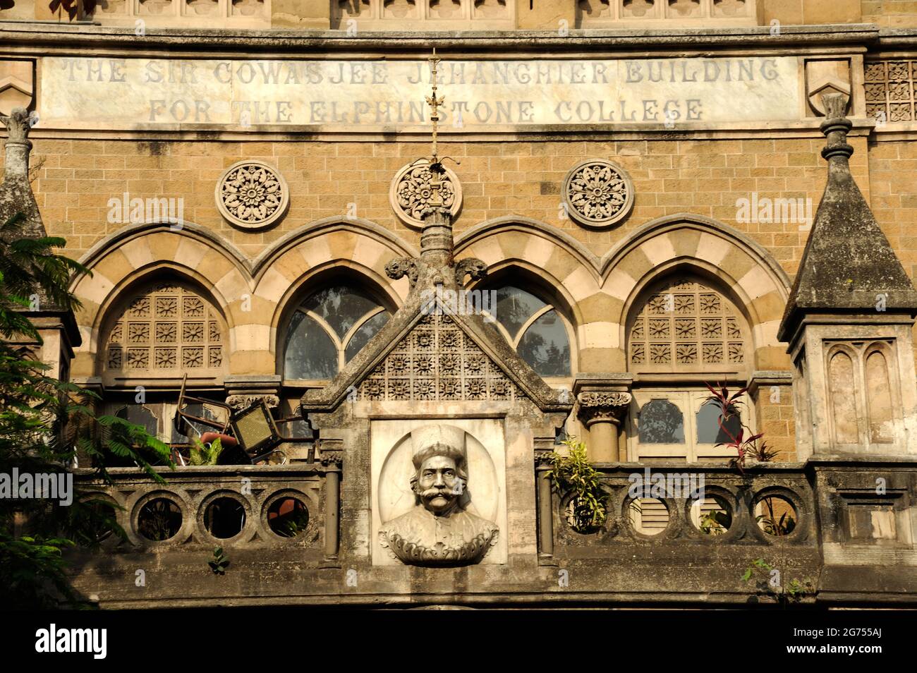 Mumbai; Maharashtra; India- Asia; Marzo; 2015 : Sir Cowasji Jehangir edificio per Elphinstone College Finest Victorian Structures Heritage Building Foto Stock