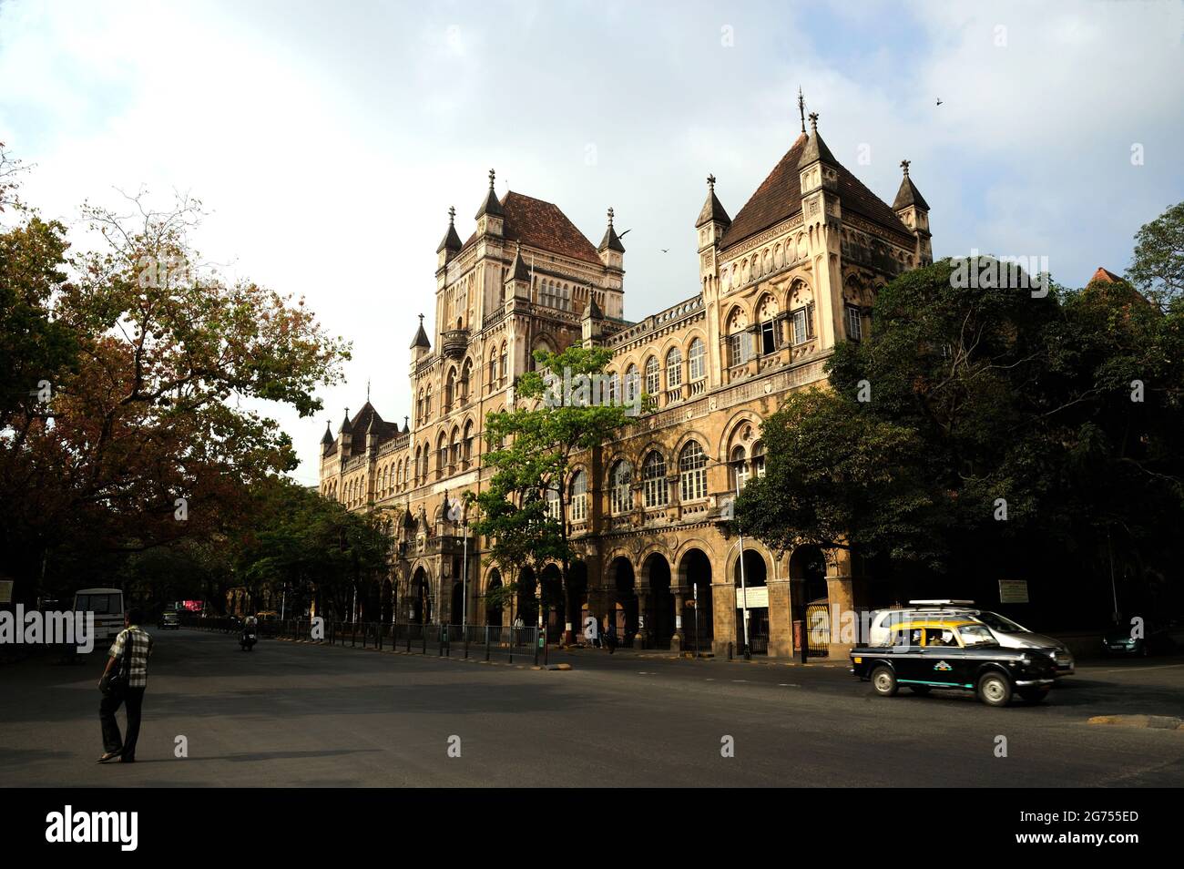 Mumbai; Maharashtra; India- Sir Cowasjee Jehanghier Building per l'Elphinstone College le migliori strutture vittoriane Heritage Building Fort Bombay Foto Stock