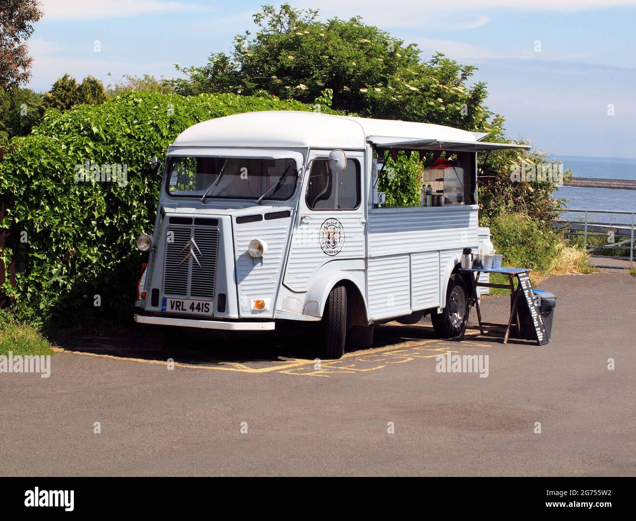 Un vintage Citroen H.Y. furgone commerciale leggero a quattro porte che vende bevande di cibo caldo e freddo in una località balneare di Tynemouth nel Regno Unito. Foto Stock