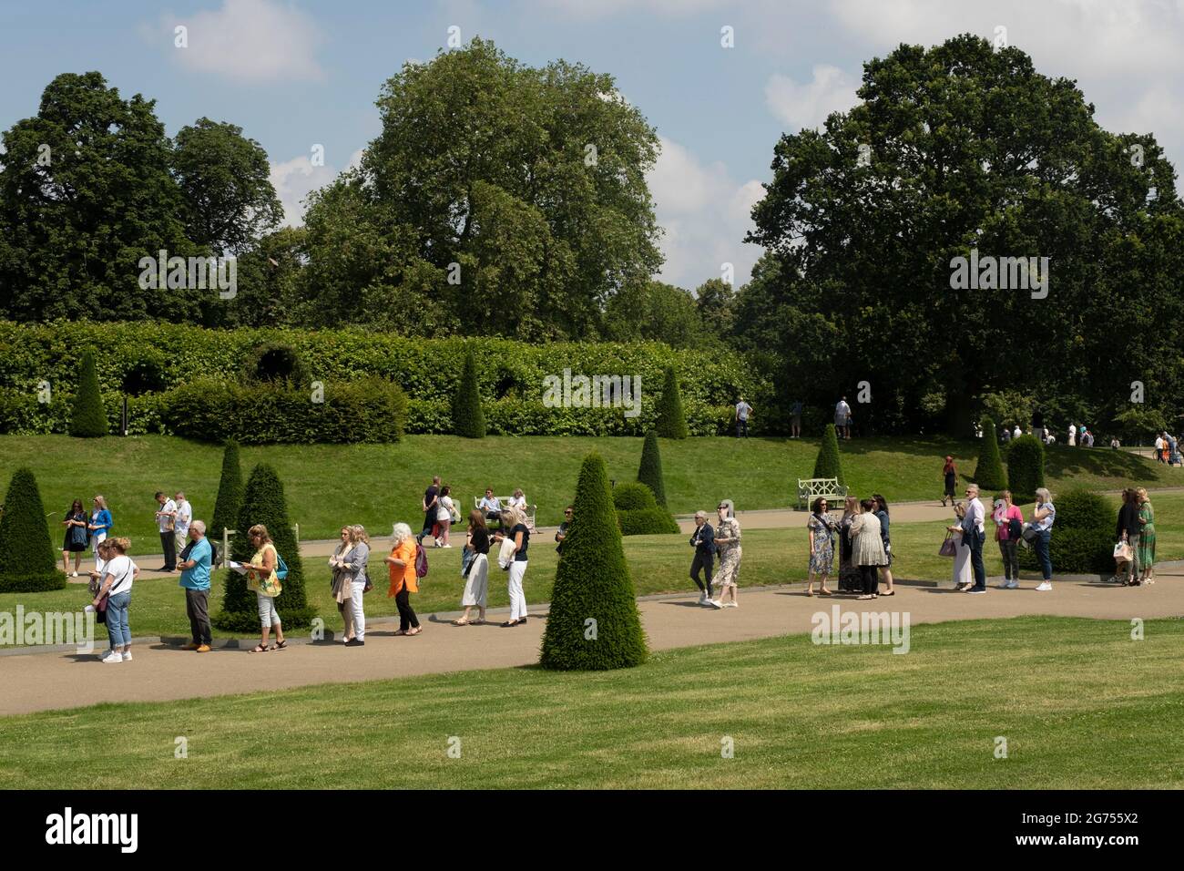 Il giorno dopo quello che sarebbe stato il sessantesimo compleanno della Principessa Diana, la gente visita Kensington Palace ad Hyde Park il 2 luglio 2021 a Londra, Regno Unito. Diana, Kensington Palace era l'ex residenza della Principessa di Galles divenne conosciuta come la Principessa popolare dopo la sua tragica morte. Foto Stock