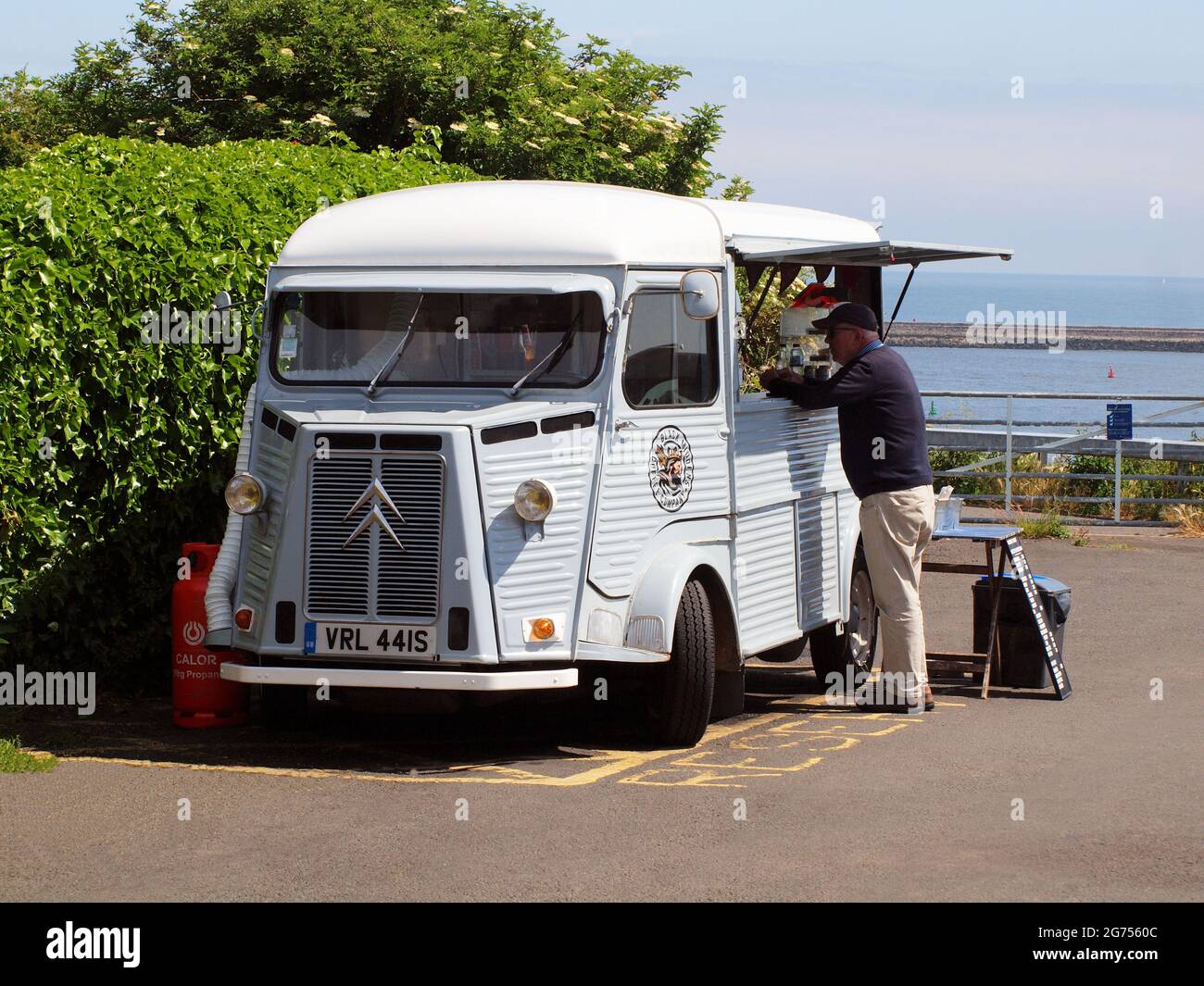 Un vintage Citroen H.Y. furgone commerciale leggero a quattro porte che vende bevande di cibo caldo e freddo in una località balneare di Tynemouth nel Regno Unito. Foto Stock
