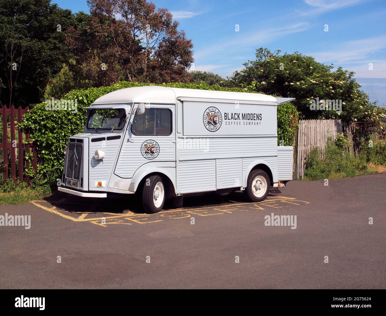Un vintage Citroen H.Y. furgone commerciale leggero a quattro porte che vende bevande di cibo caldo e freddo in una località balneare di Tynemouth nel Regno Unito. Foto Stock