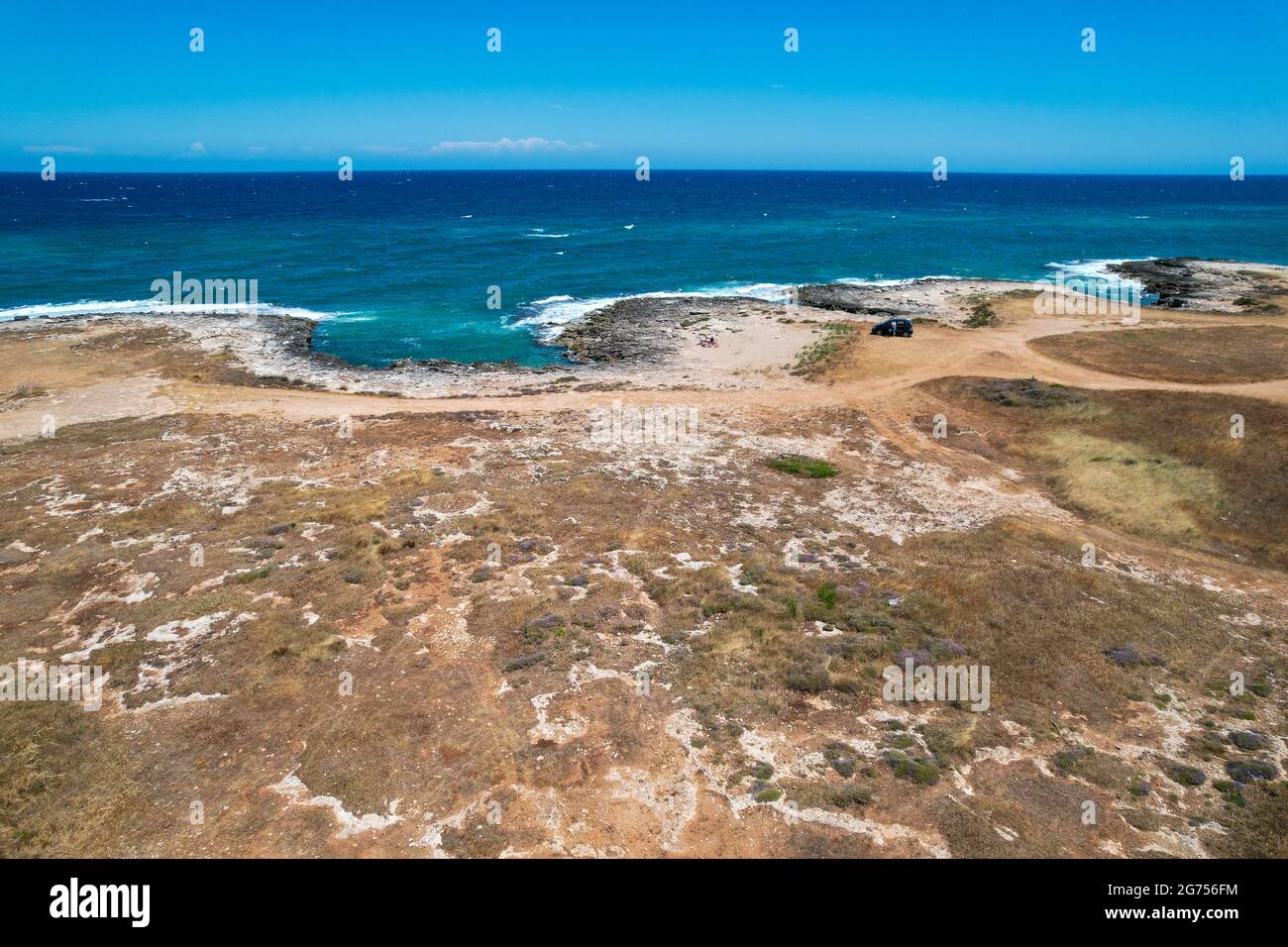 Costa Merlata, spiagge vicino Ostuni fotografate con drone dall'alto. Offre uno dei tratti di costa più belli della Puglia e dell'Italia Foto Stock