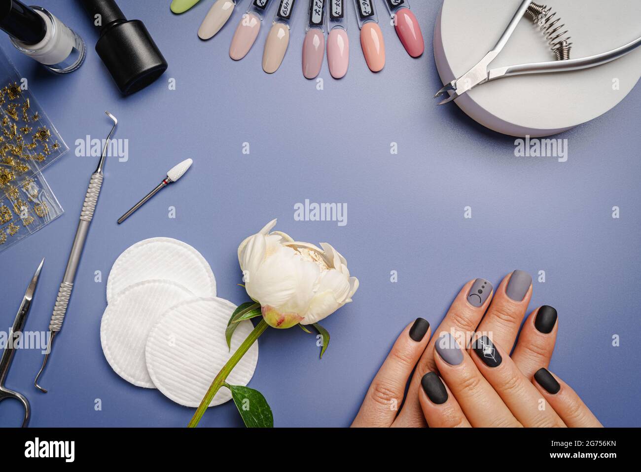 Set di utensili e accessori per manicure, smalto per unghie e design su  sfondo blu. Disposizione piatta, vista dall'alto con spazio di copia Foto  stock - Alamy