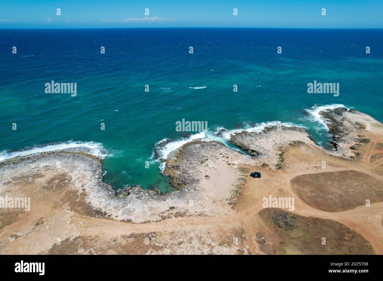 Costa Merlata, spiagge vicino Ostuni fotografate con drone dall'alto. Offre uno dei tratti di costa più belli della Puglia e dell'Italia Foto Stock