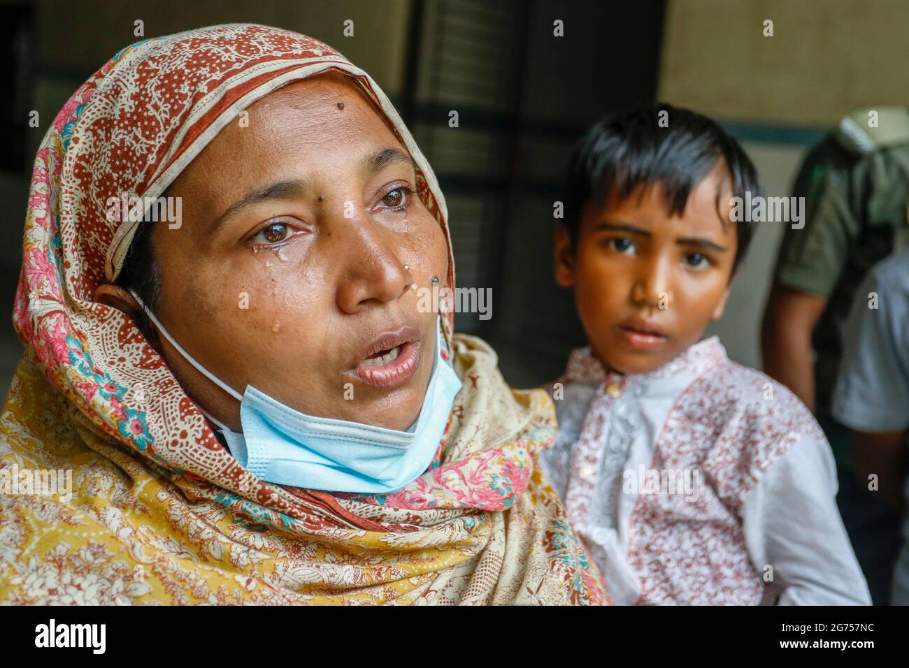 I parenti delle vittime si riuniscono al Dhaka Medical College Hospital come medici ufficiali raccogliere campioni di sangue dai parenti delle vittime di t Foto Stock