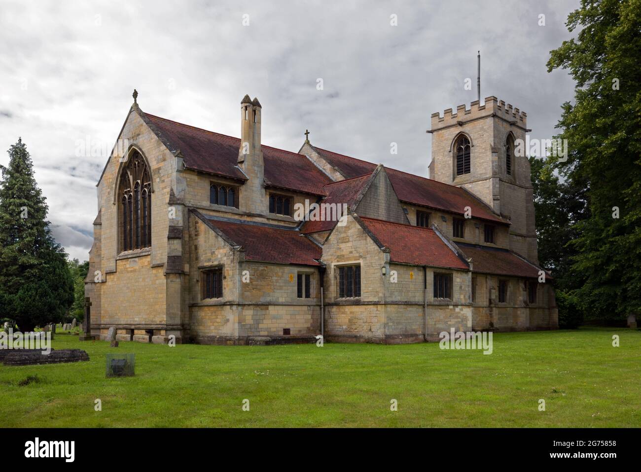 Questa immagine della chiesa fantasy si basa sulla Chiesa di Sant'Andrea a Bishopsthorpe, nello Yorkshire. Cielo e alcuni dettagli di sfondo sono stati modificati. Foto Stock