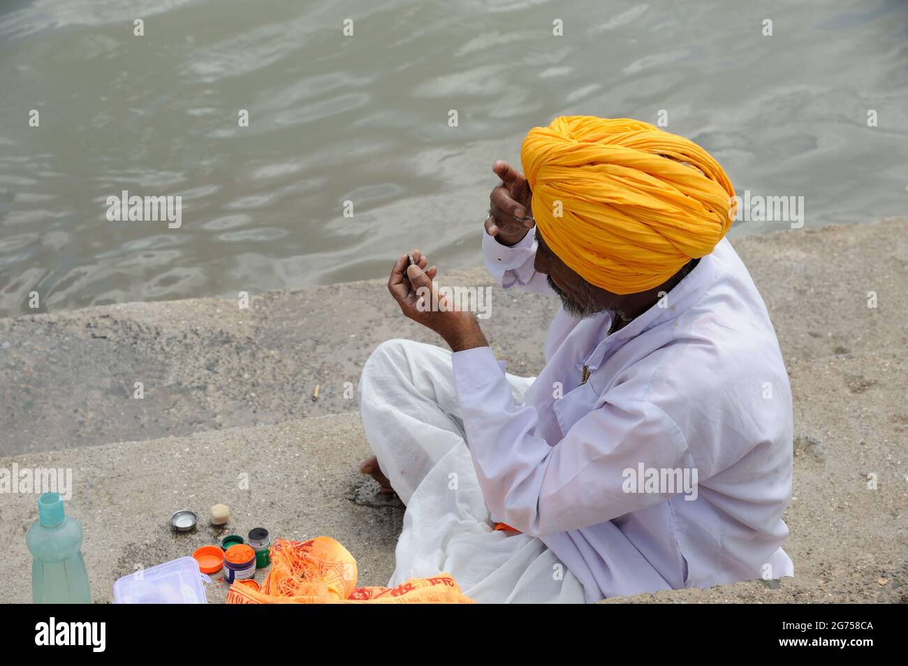 Nashik; Maharashtra; India- Asia; ago; 2016 : uomo; Sadhu; Priest che applica il trucco alla riva del fiume Godavari. nashik; india Foto Stock