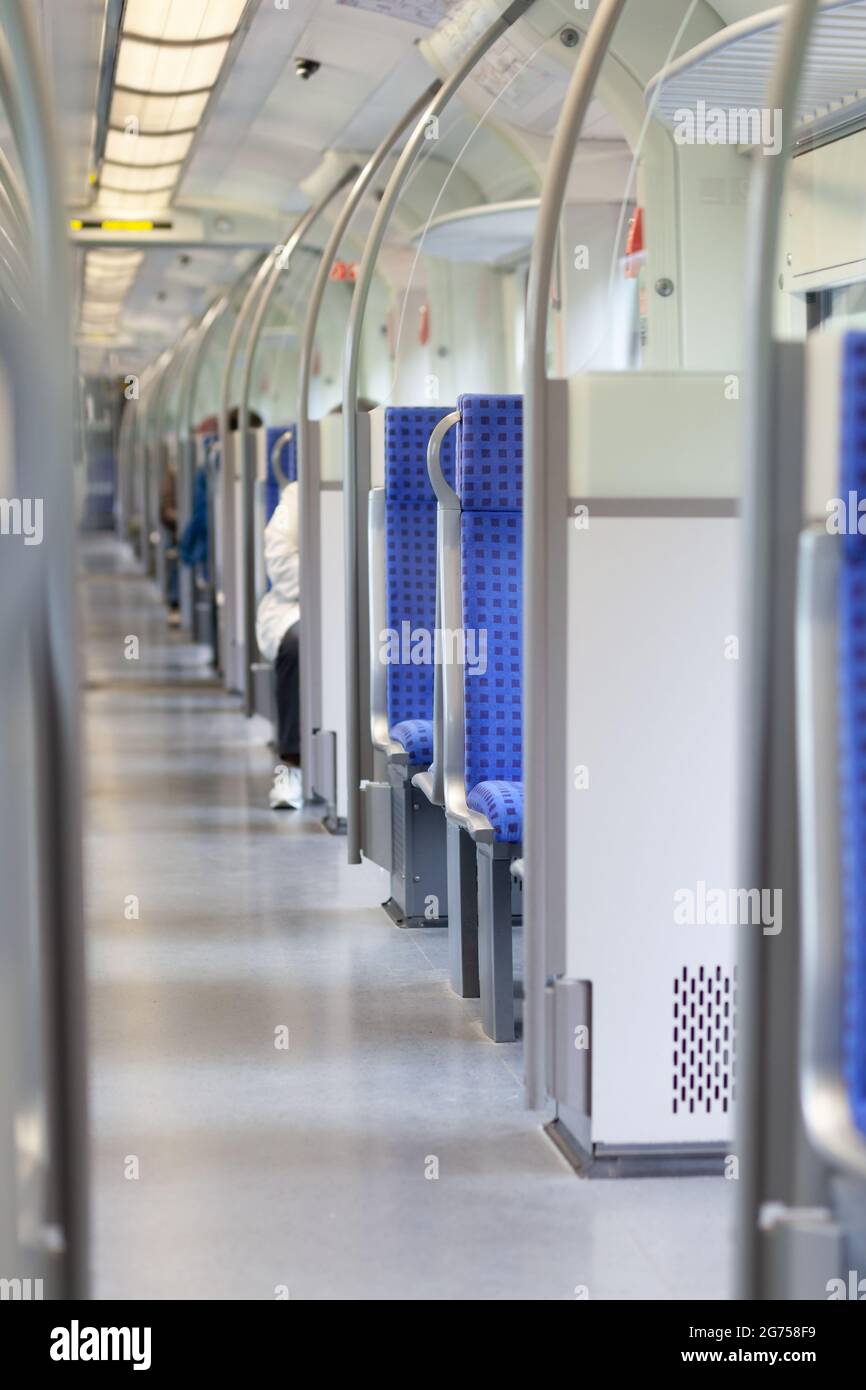 Corridoio centrale e file vuote di sedili in un autobus Foto Stock