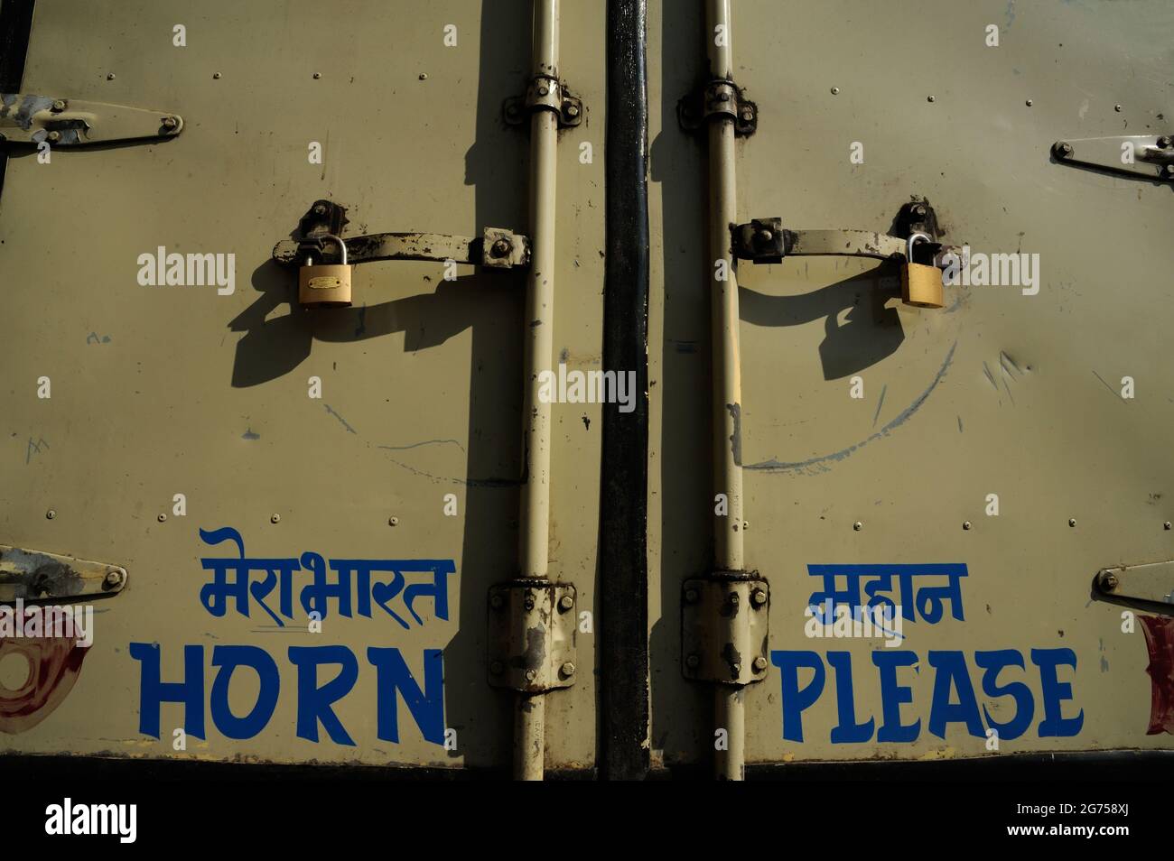 Mumbai, Maharashtra, India- 17 marzo 2015 :Mera BHARAT MAHAN scritto sul lato posteriore del tempo di lugage Foto Stock