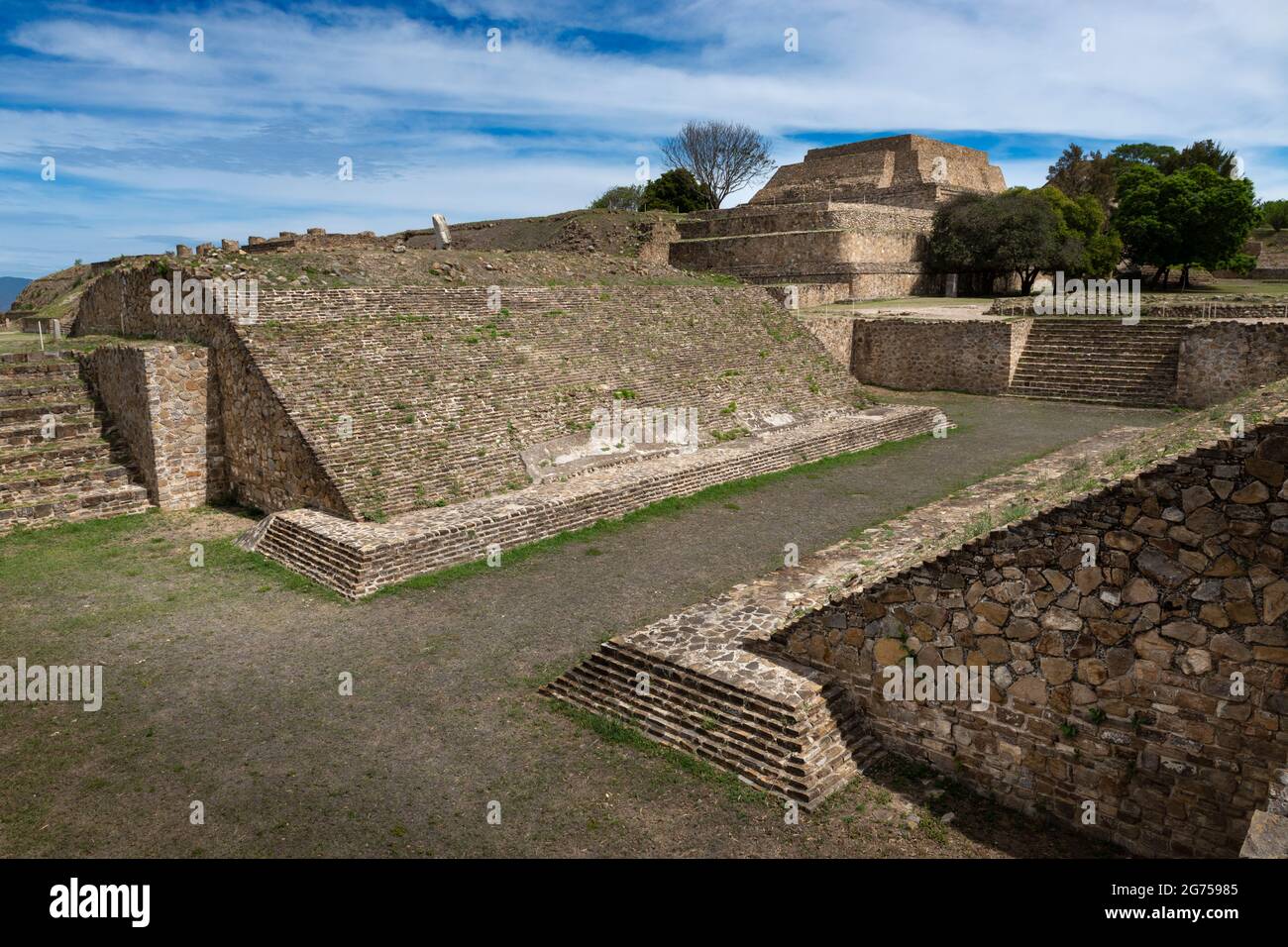 Vista sul campo da baseball del complesso piramidale Monte Albán a Oaxaca, Messico Foto Stock