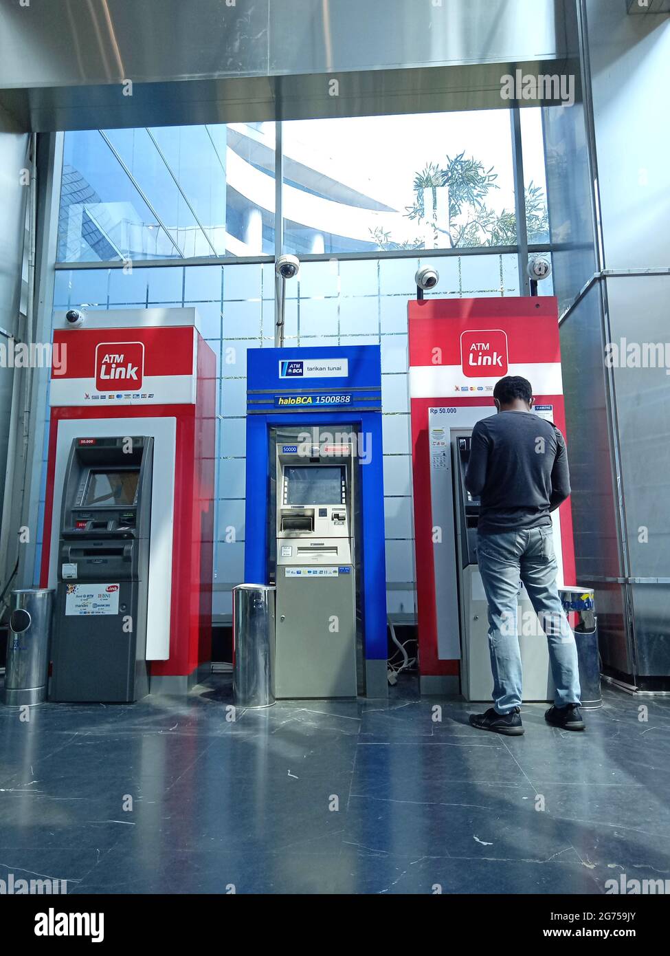 Editoriale Foto, Indonesia, Sud Giacarta, 08 Juli 2021, persone che fanno la transazione utilizzando ATM BCA, link Foto Stock