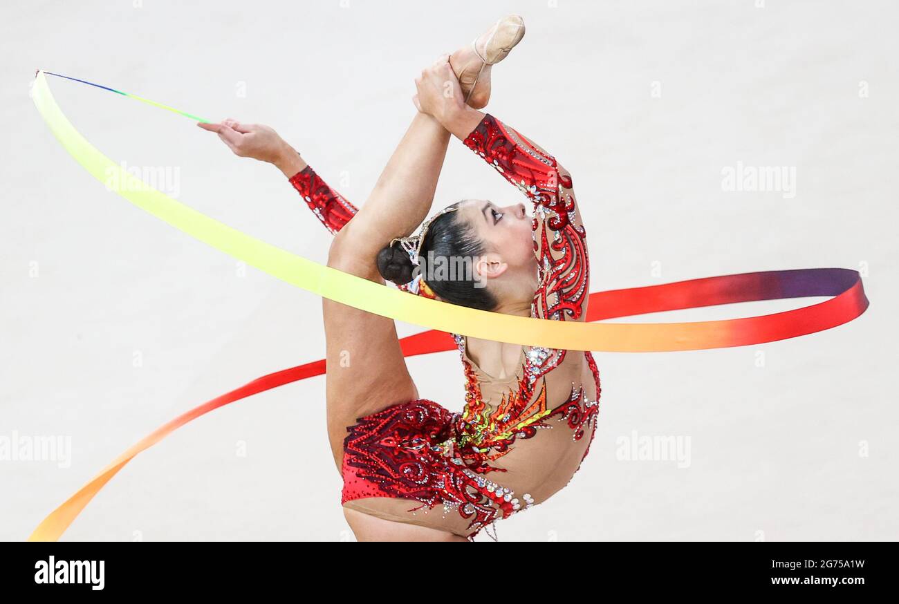 Mosca, Russia. 11 Luglio 2021. L'atleta russo Lala Kramarenko esegue la sua routine individuale di nastro nella fase finale della Coppa del mondo di Ginnastica ritmica del 2021 a Mosca presso il Centro di Ginnastica ritmica Irina Viner-Usmanova. Credit: Sergei Bobylev/TASS/Alamy Live News Foto Stock