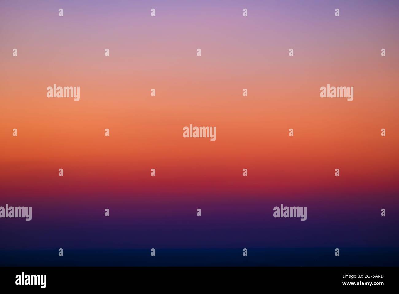 Cielo senza nuvole al crepuscolo tranquillo, illuminazione dell'atmosfera più bassa al crepuscolo, sfondo a gradiente naturale. Foto Stock