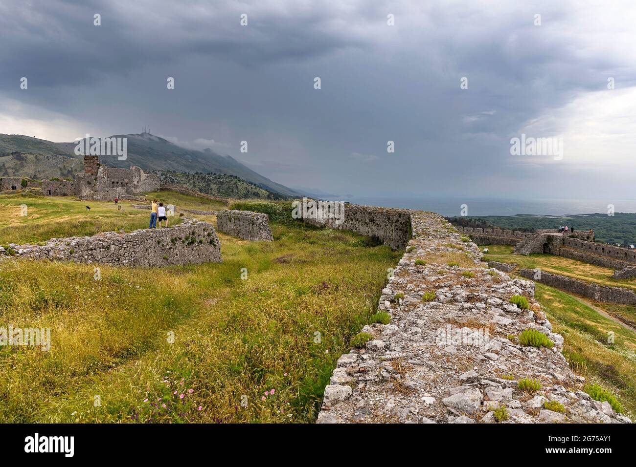 Madre e figlio che visita le rovine del castello di Rozafa, Shkodra, Albania Foto Stock