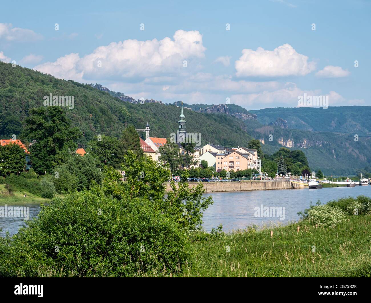 Vista di Bad Schandau sulle rive dell'Elba in Sassonia Foto Stock