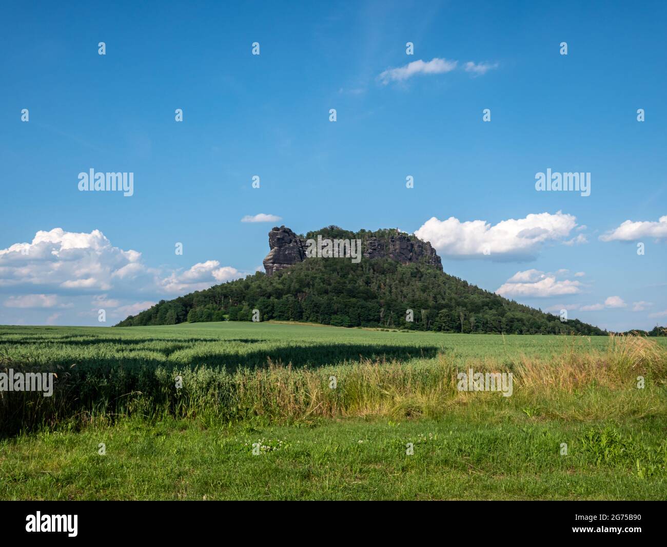 Vista del Lilienstein in Svizzera sassone in Germania Foto Stock