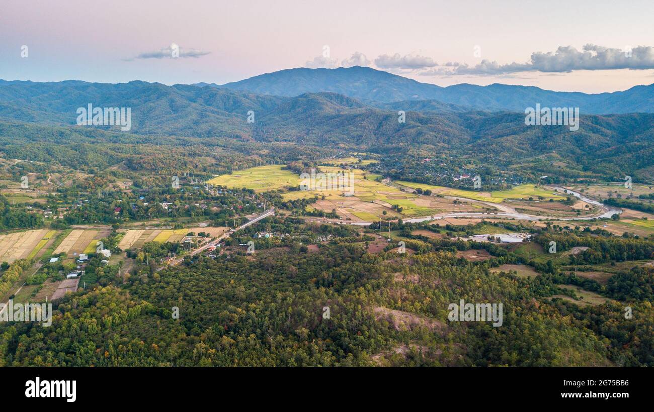 Vista aerea della città di Pai. PAI è una piccola città intorno alla montagna, nella provincia di Mae Hong Son, nella Thailandia settentrionale Foto Stock
