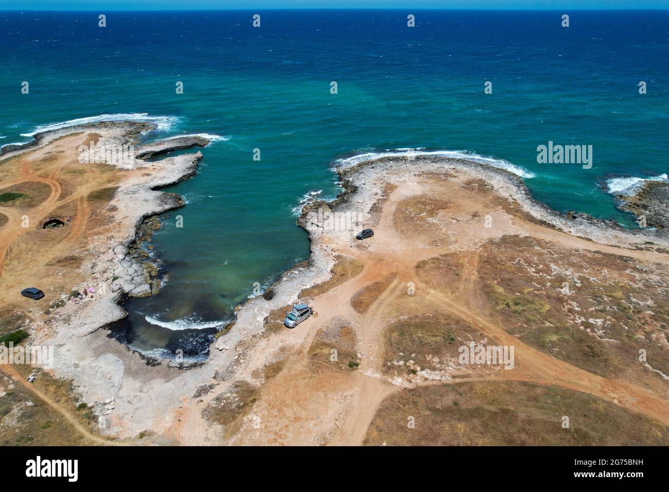 Costa Merlata, Ostuni fotografato con il drone dall'alto. Offre uno dei tratti di costa più belli della Puglia e dell'Italia con i piccoli gabbiani Foto Stock