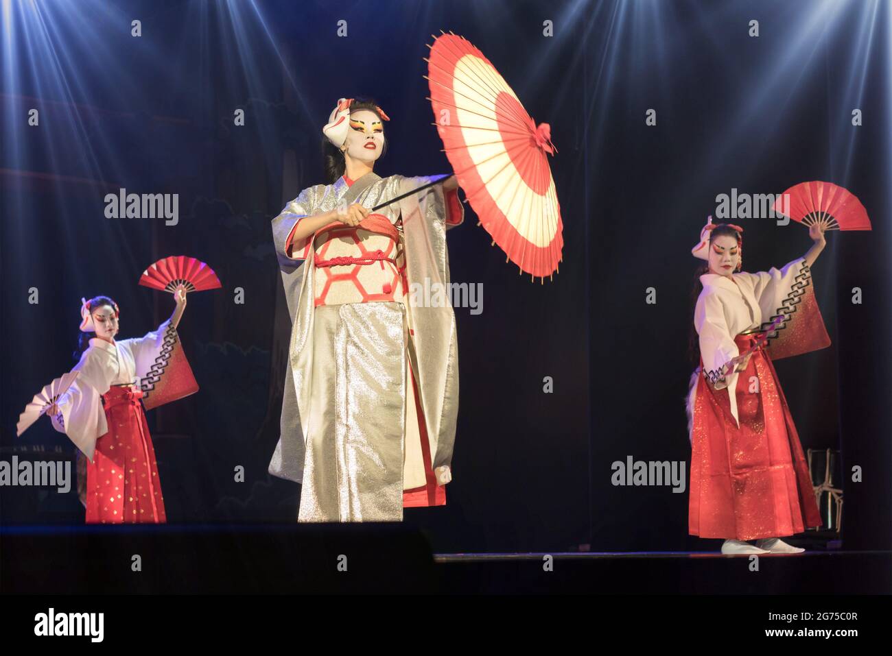 Donne giapponesi in kimono tradizionale dansing con ombrello e ventilatori. Spettacolo tradizionale Giapponese. Foto Stock