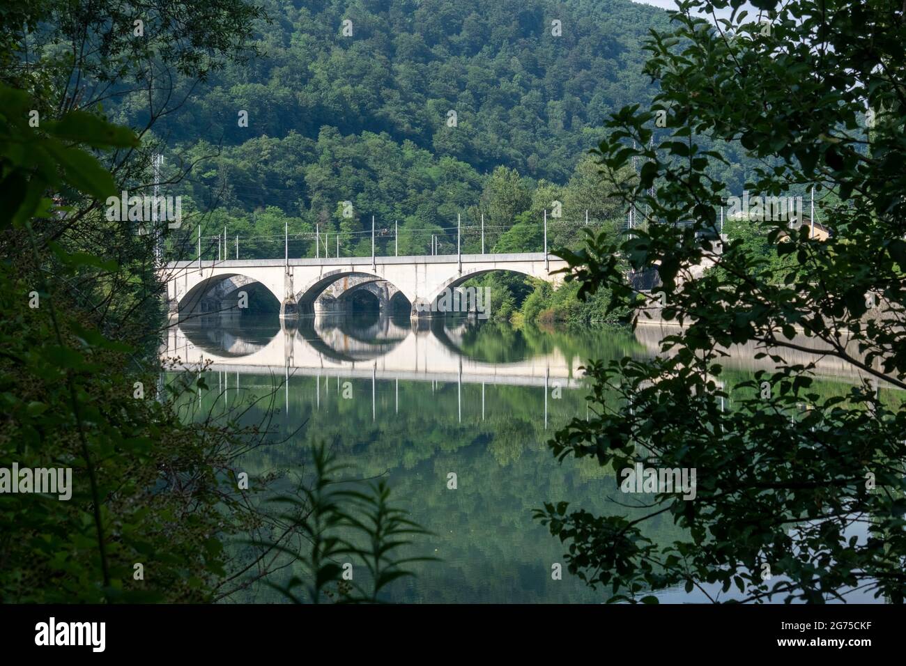 Boschi e ponti riflessioni sul fiume Sava in una giornata estiva, in Slovenia Foto Stock