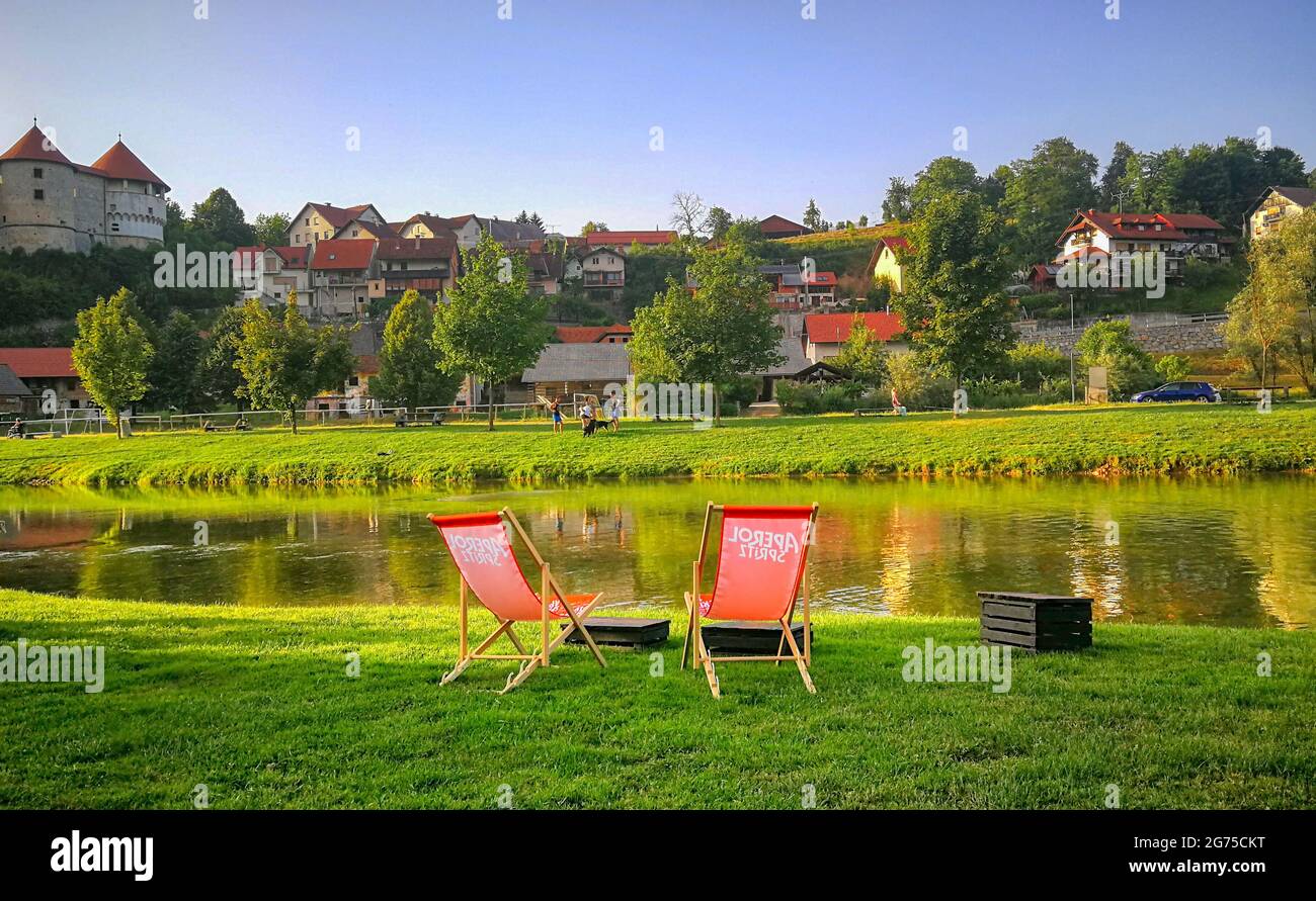 Sedie a sdraio sul fiume Krka, Slovenia Foto Stock