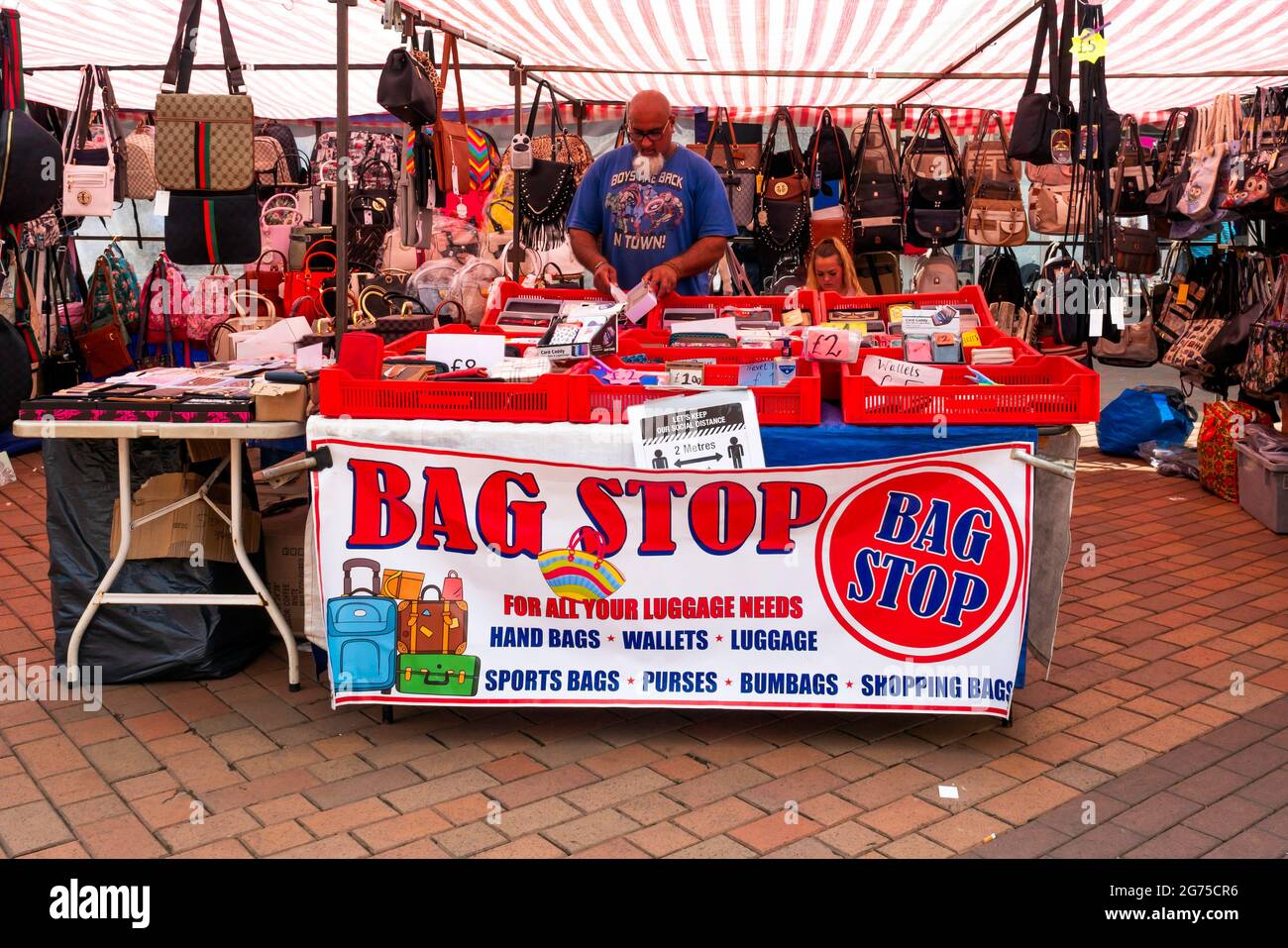 Bag Stop uno stalli che vende tutti i tipi di borse e portafogli bagagli su una stalla settimanale del mercato di Redcar High Street Cleveland Inghilterra Regno Unito Foto Stock