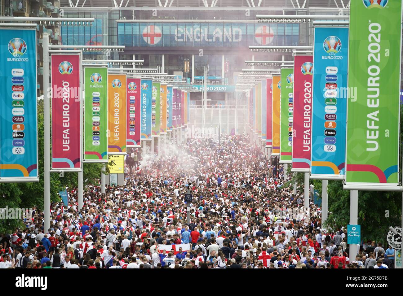 Tifosi inglesi lungo Wembley Way prima della finale UEFA Euro 2020 al Wembley Stadium di Londra. Data immagine: Domenica 11 luglio 2021. Foto Stock