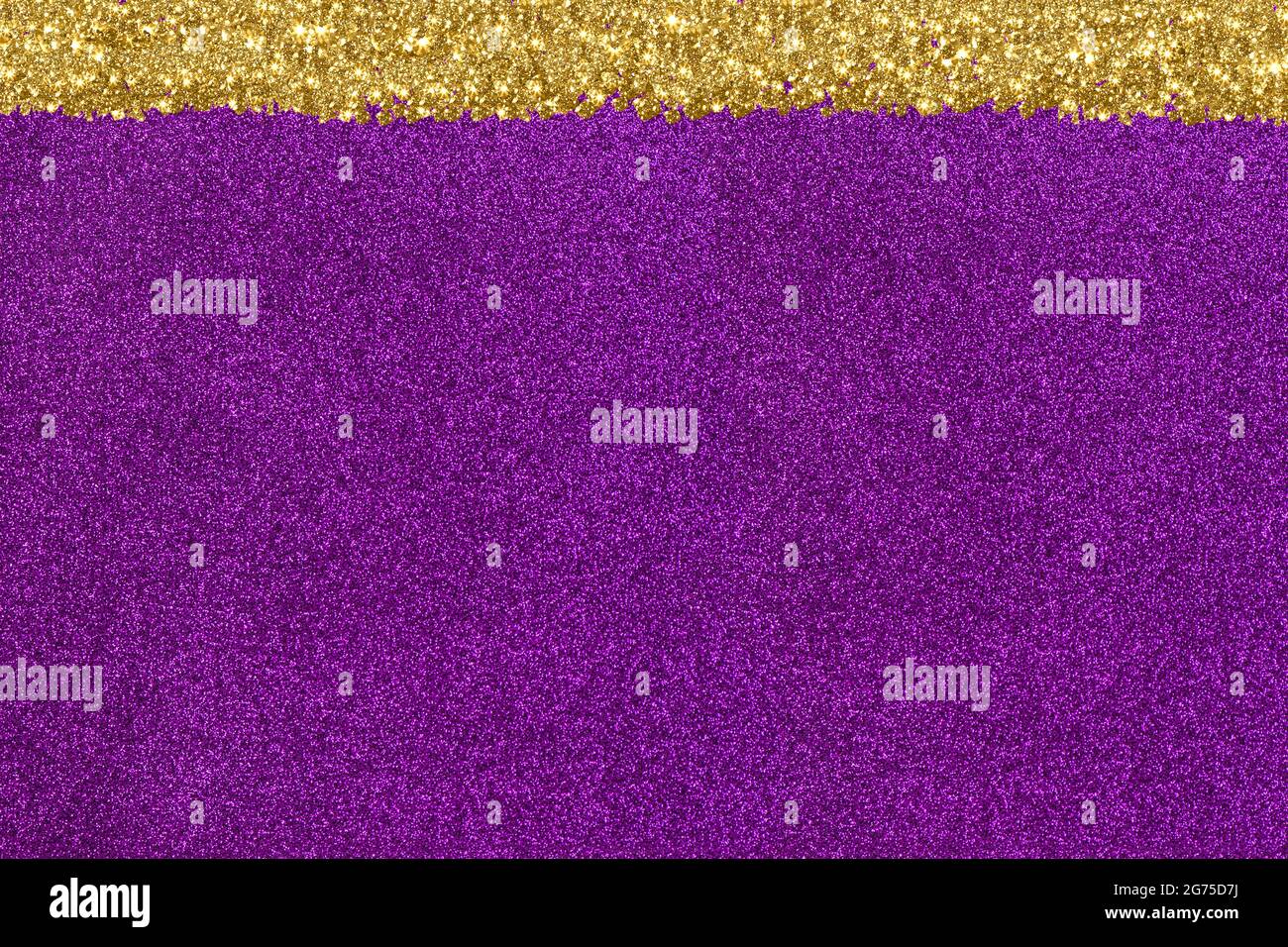 Sfondo viola glitter con stelle lucenti a strisce dorate Foto Stock