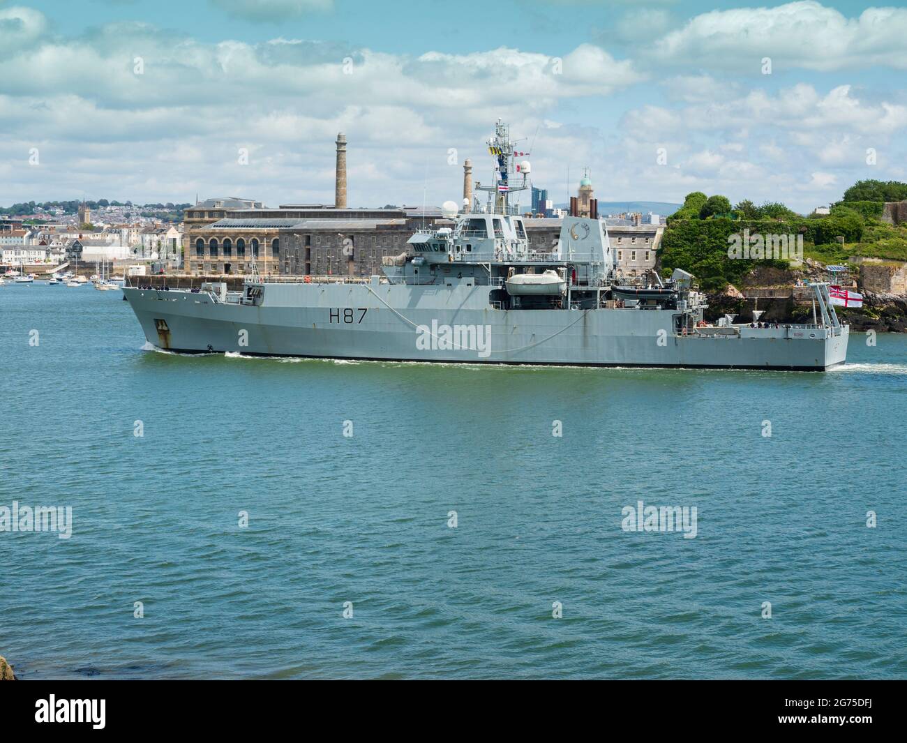 La nave di rilevamento idrografico Royal Navy e di supporto operativo HMS Echo entra nell'Hamoaze da Plymouth Sound di fronte al cantiere Prince William Foto Stock