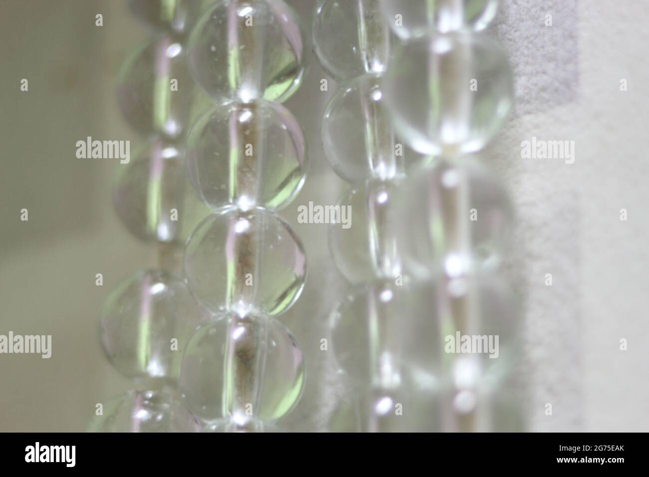 Un closeup di perle di preghiera o rosario lucenti di vetro Foto Stock