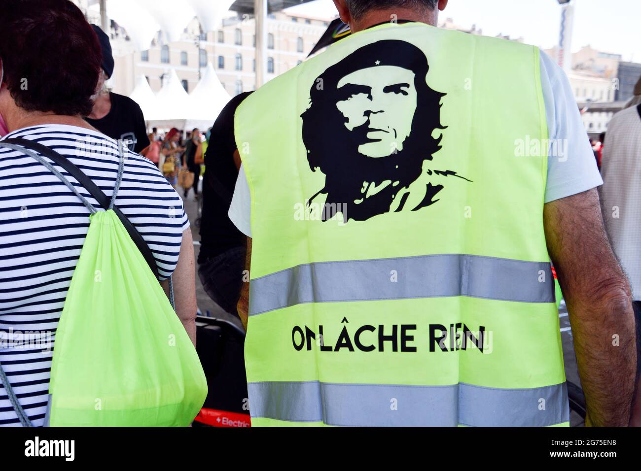 Marsiglia, Francia. 10 luglio 2021. Primo piano delle iscrizioni sul dorso  di un giallino (Gilets Jaunes in francese) e del ritratto di che Guevara  indossato da un protetore durante la manifestazione.membri del