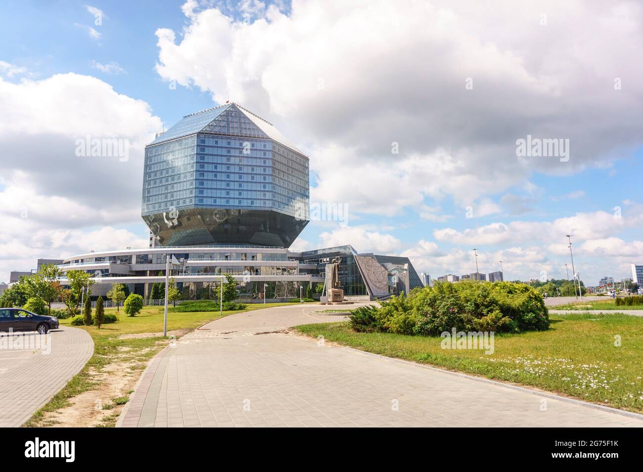 MINSK, BIELORUSSIA - 26 GIUGNO 2021: La costruzione della Biblioteca Nazionale a Minsk, Bielorussia. Enorme design in vetro diamantato, giorno d'estate Foto Stock